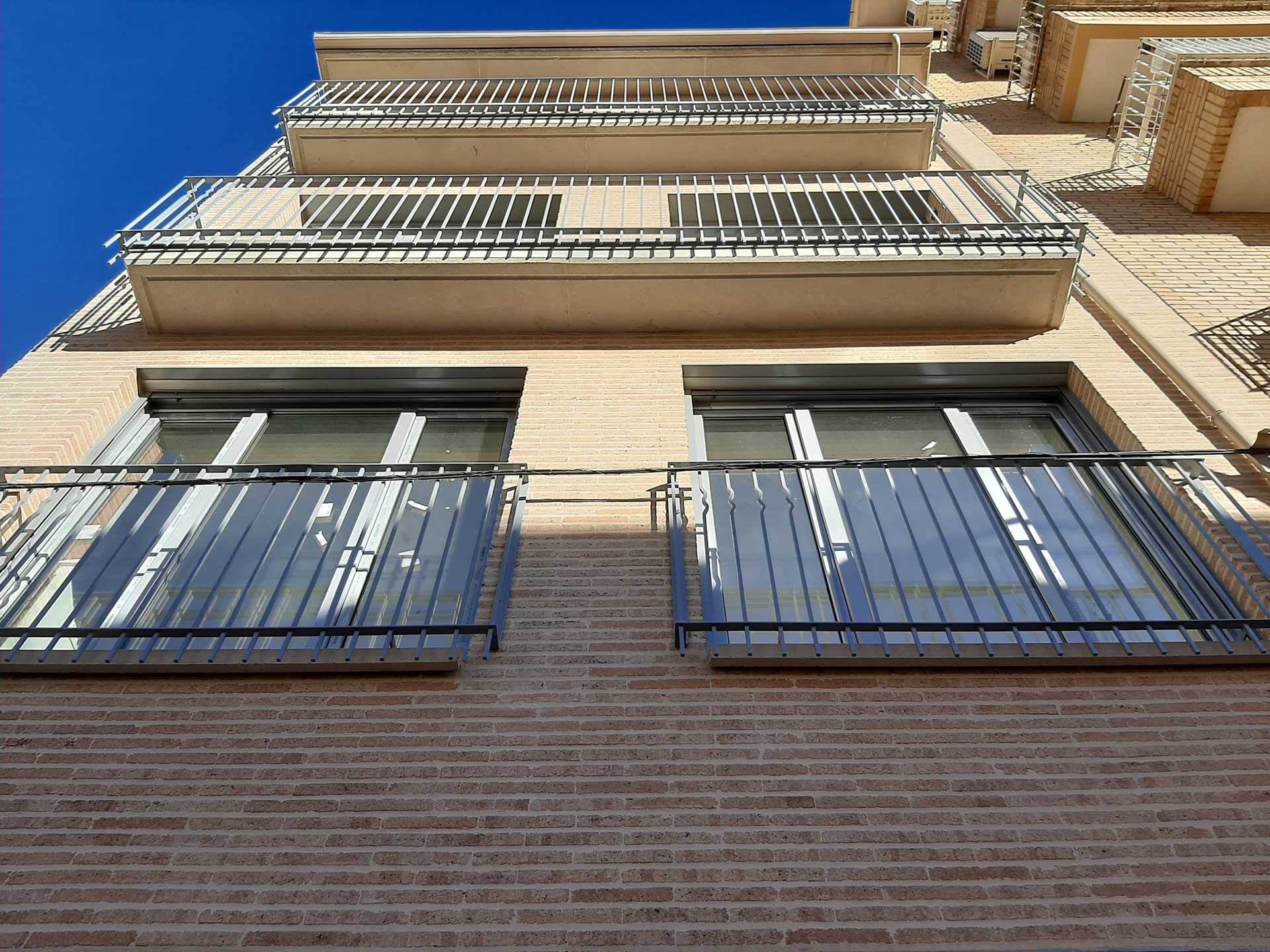 Edificio de 4 viviendas, garajes y trasteros en la calle Olmo de Huesca.