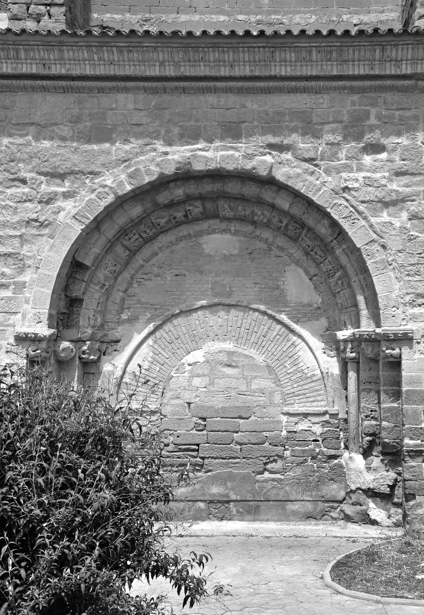 Recuperación de la Portada Románica de San Miguel, situada en la iglesia parroquial Nuestra Señora de la Asunción, de Almudévar (Huesca).