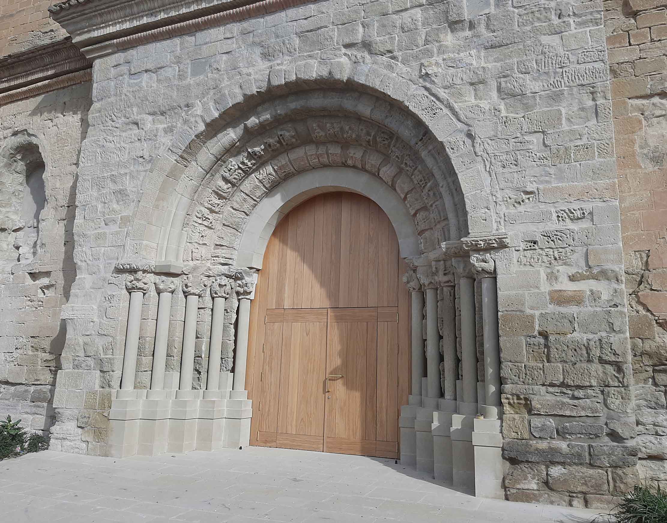 Recuperación de la Portada Románica de San Miguel, situada en la iglesia parroquial Nuestra Señora de la Asunción, de Almudévar (Huesca).