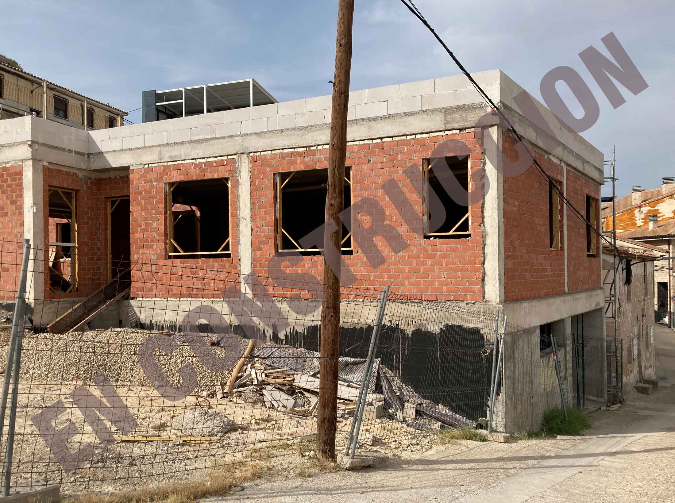 Vivienda unifamiliar con 3 dormitorios, 2 baños y garaje situada en el Ensanche de Zuera (Zaragoza). 2023.