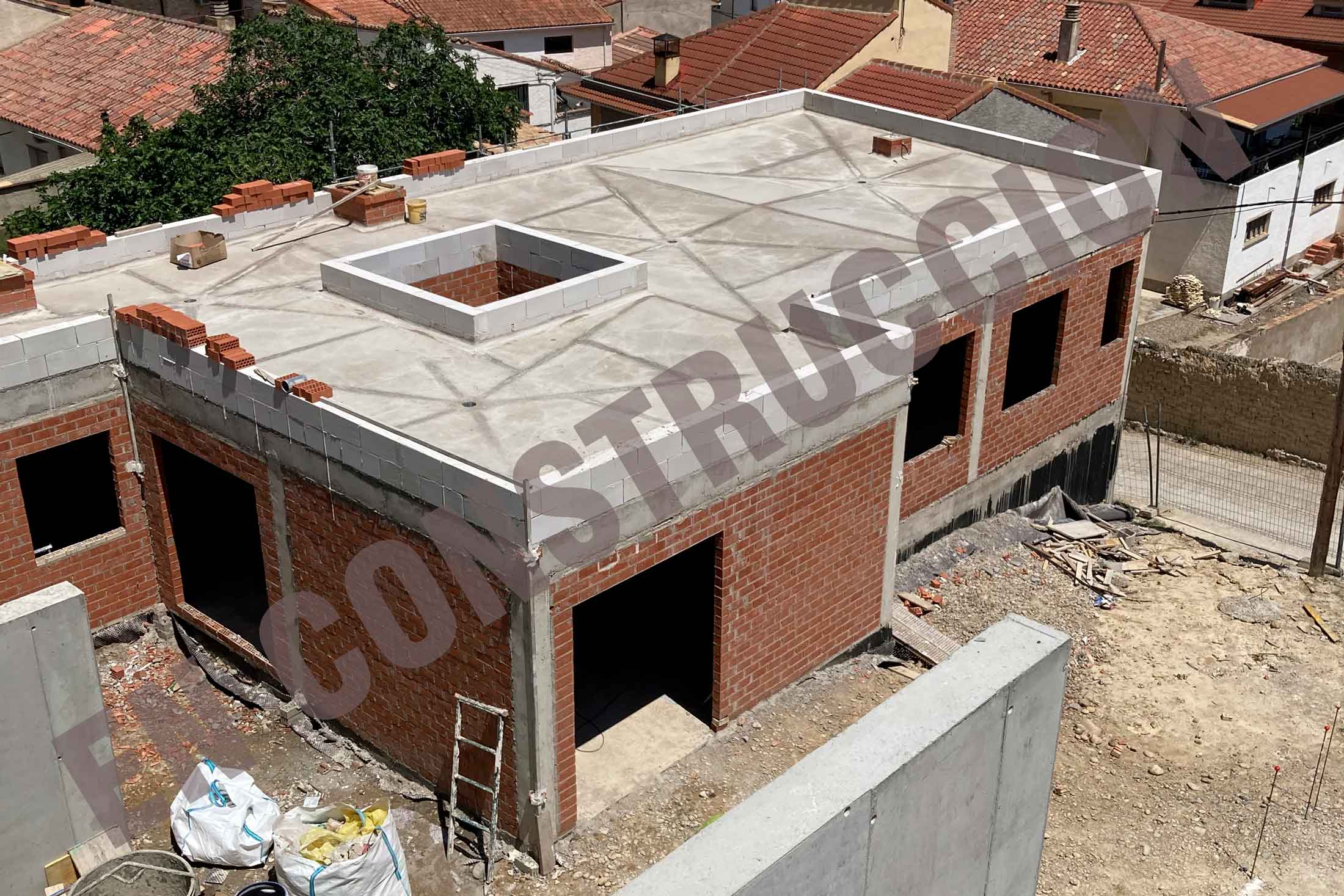 Vivienda unifamiliar con 3 dormitorios, 2 baños y garaje situada en el Ensanche de Zuera (Zaragoza). 2023.