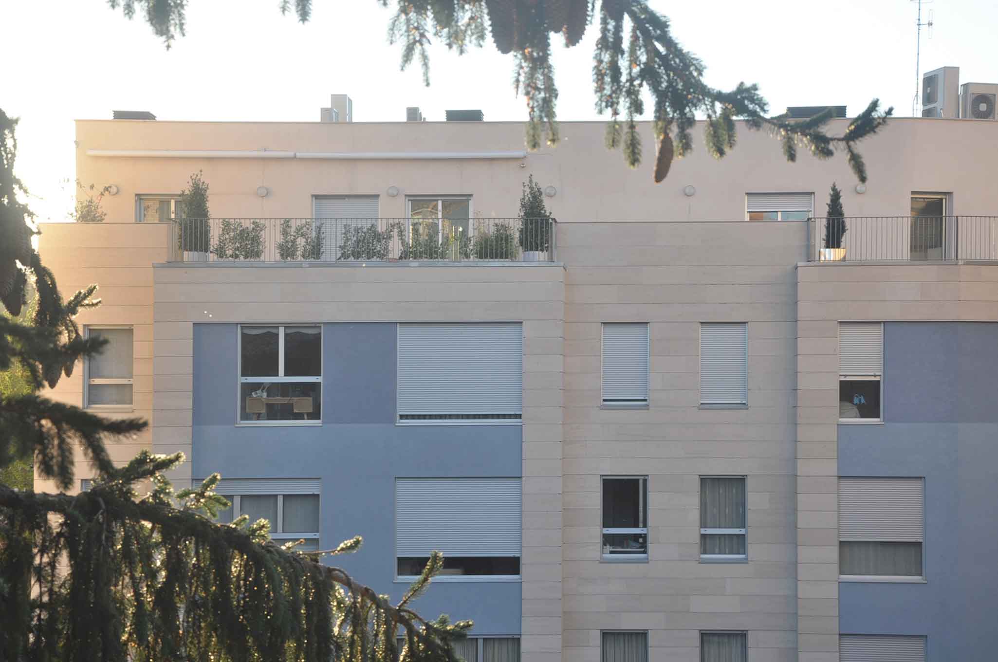 Edificio de 12 viviendas, 2 locales comerciales, garajes y trasteros en la calle Loreto de Huesca.