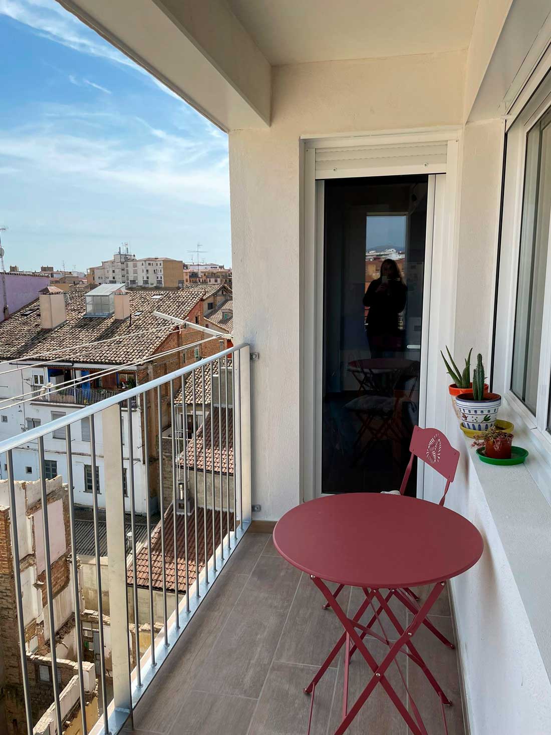 Ampliación de hueco de fachada para creación de terraza en piso situado en la calle San Lorenzo de Huesca.